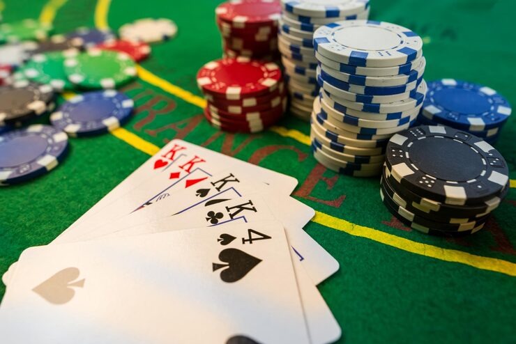 indo123 mobile app interface showing slot games and live casino options